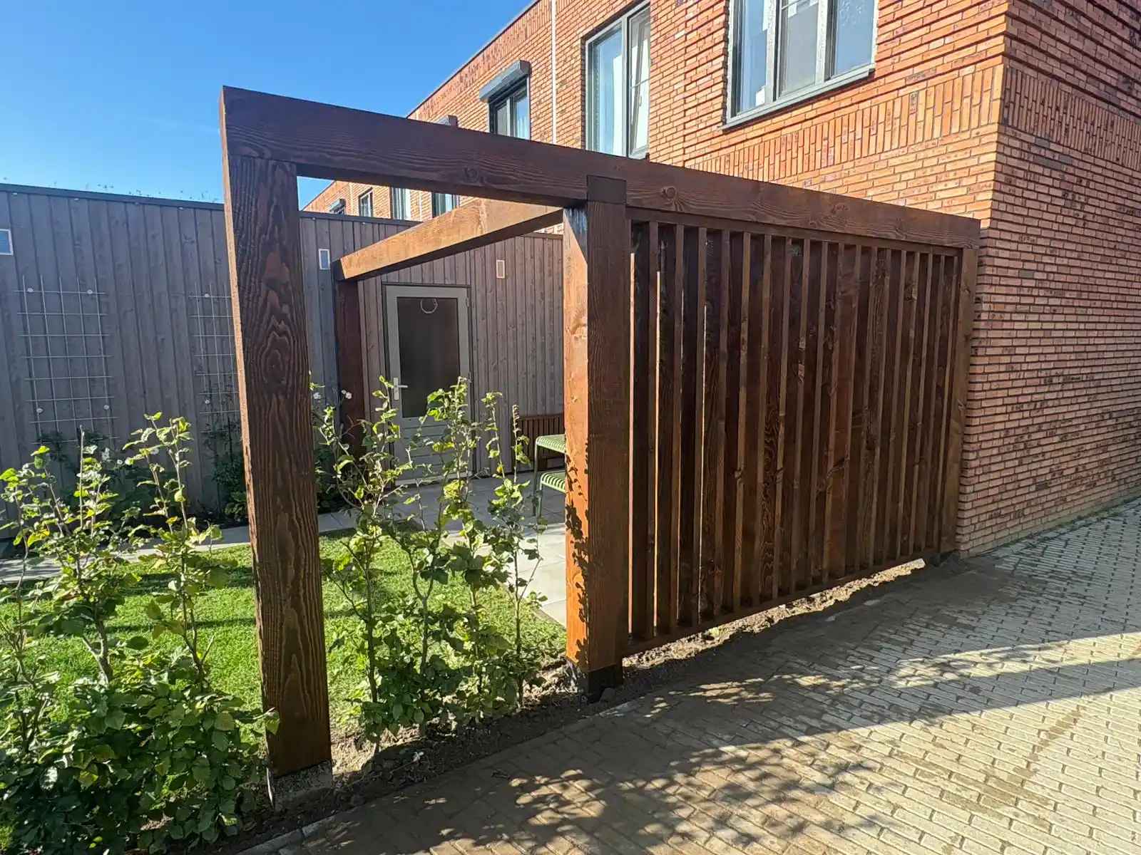 Maatwerk-douglas-pergola-met-lamellenscherm
