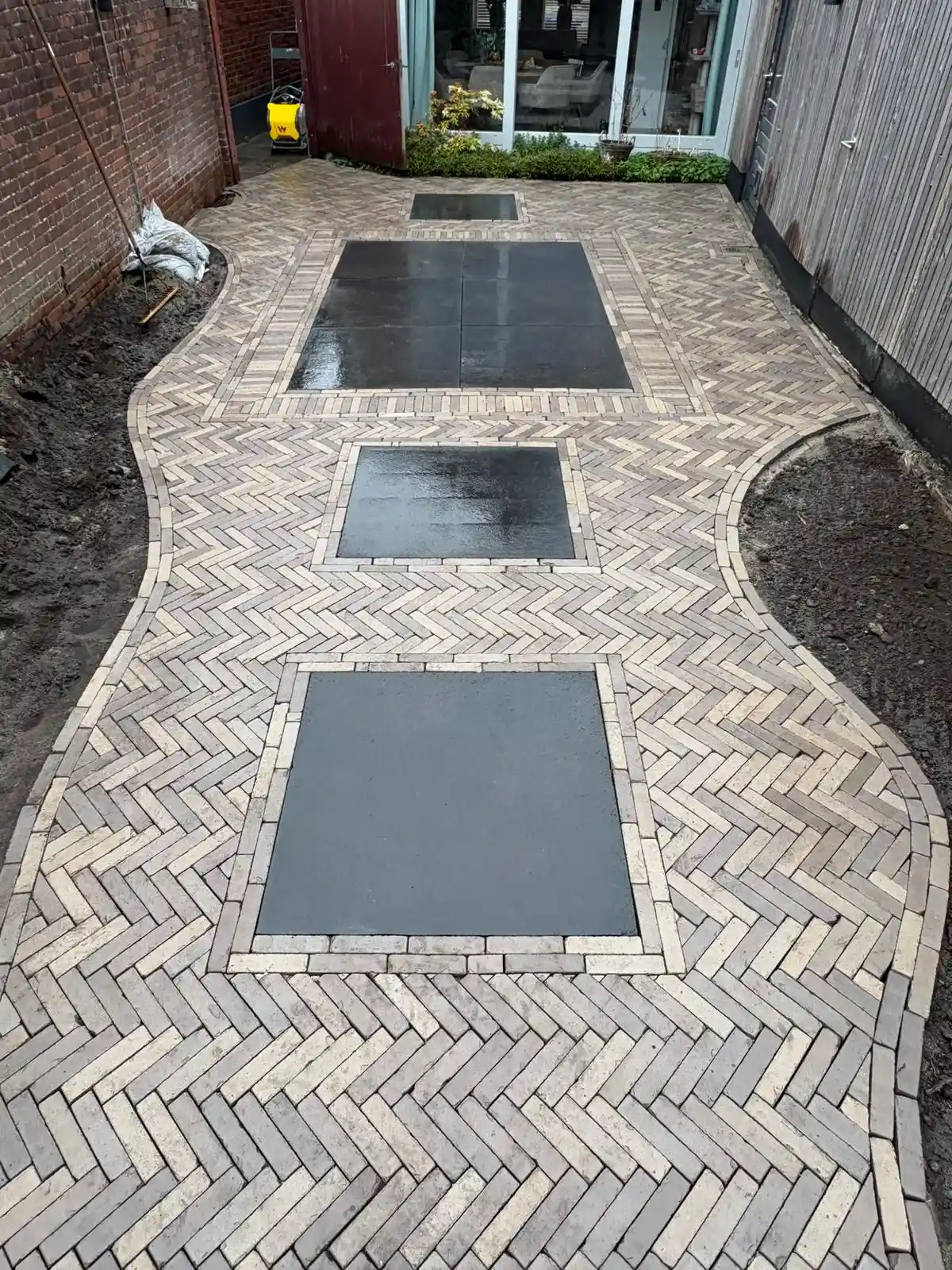 Straatwerk-van-gebakken-klinkers-en-staptegels
