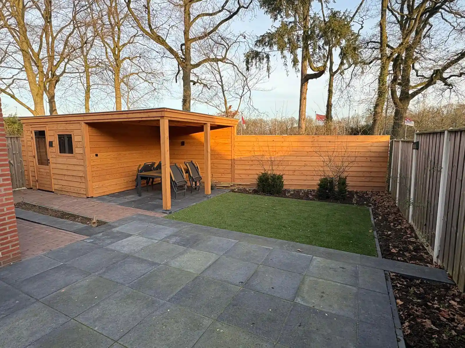 <br />
Strakke-tuin-met-maatwerk-overkapping
