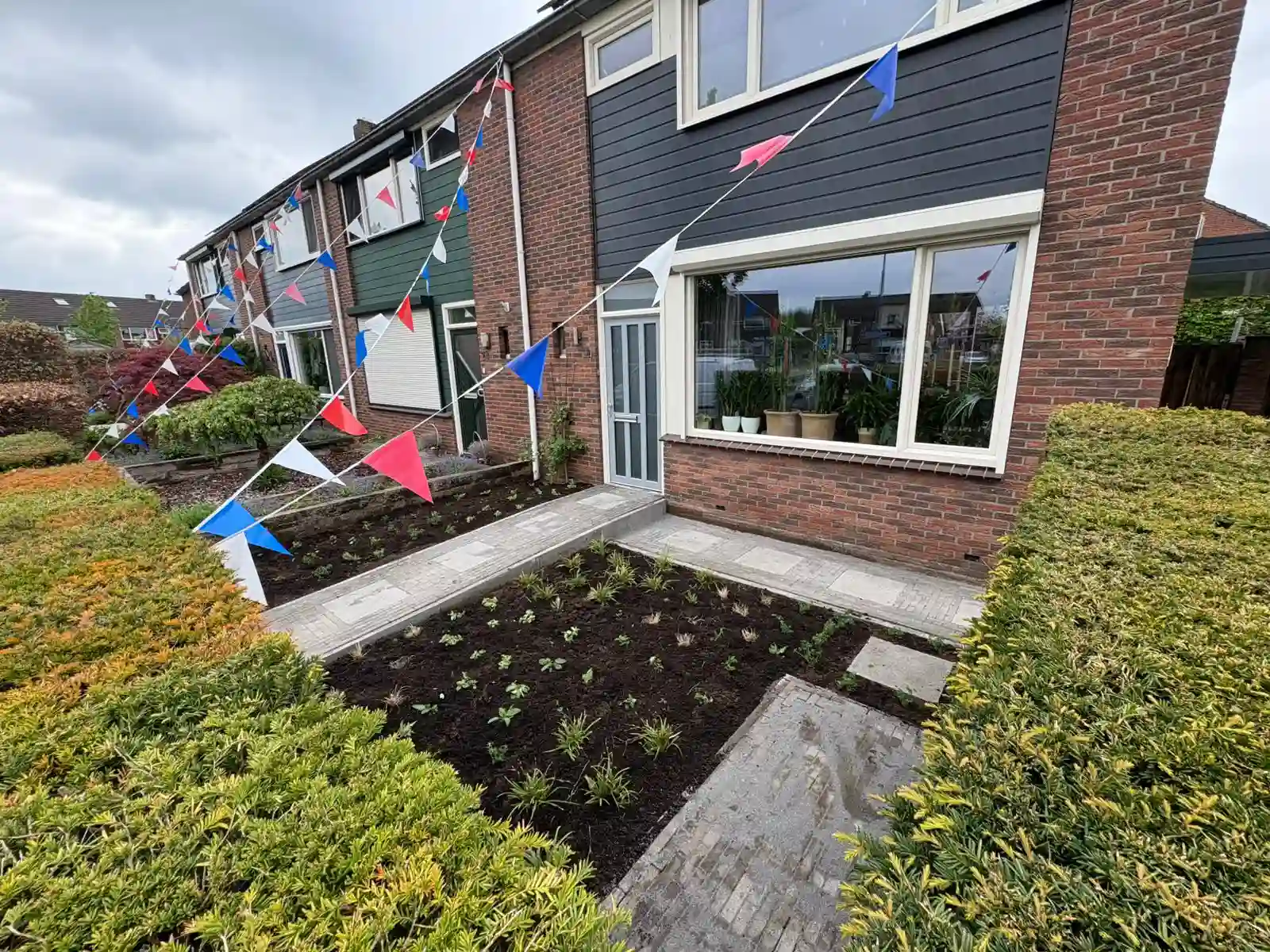 Voortuin-met-natuurlijke-beplanting